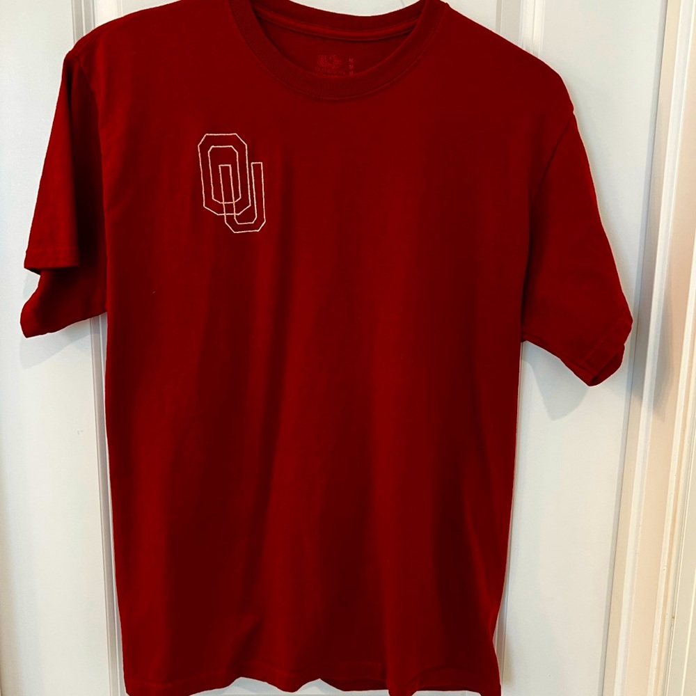 Oklahoma University OU red T shirt with Go Sooners! on the back.